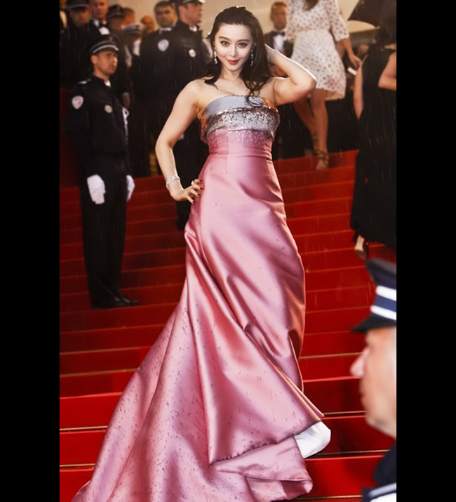 Phạm Băng Băng bị chìm với chiếc váy hồng này khi sải bước trên thảm đỏ Cannes vào tháng 5 vừa qua.
